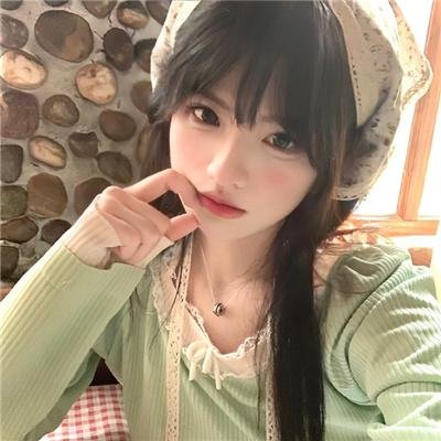 濠河边上的女人